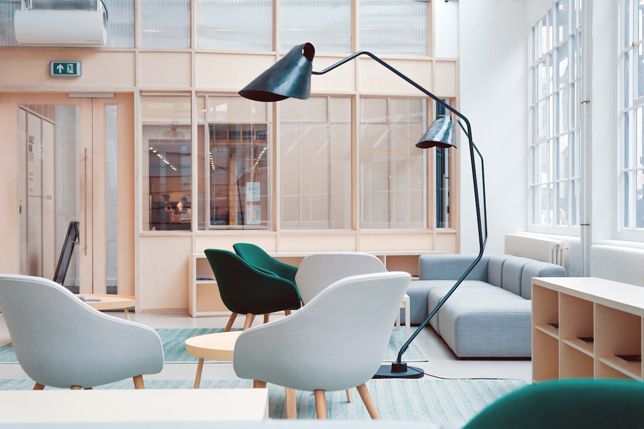Silla de oficina ergonómica Steelin en showroom